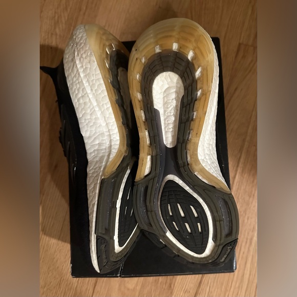 ADIDAS ULTRABOOST 21 BLACK WOMEN’S RUNNING SNEAKER WITH BOX. (10) - Picture 7 of 13